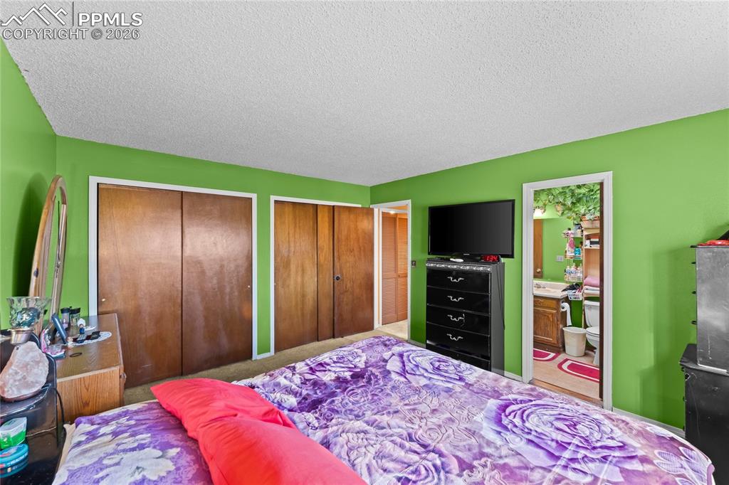 Image 22 of 25: Bedroom