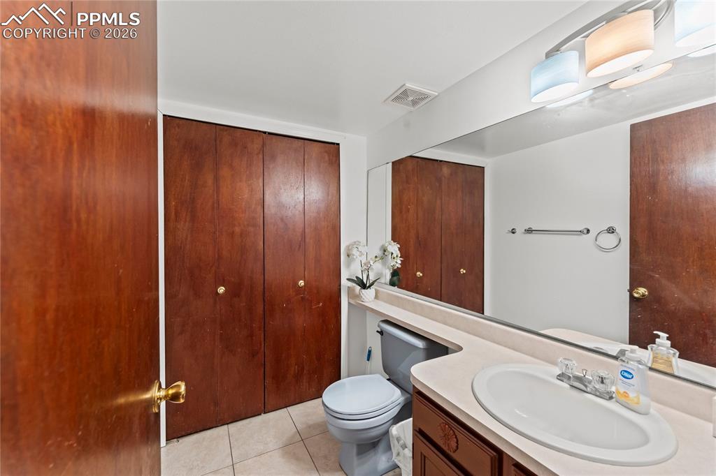 Image 8 of 25: Bathroom