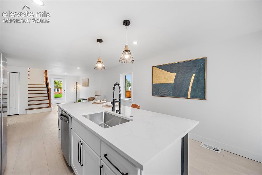 Image 14 of 44: Kitchen