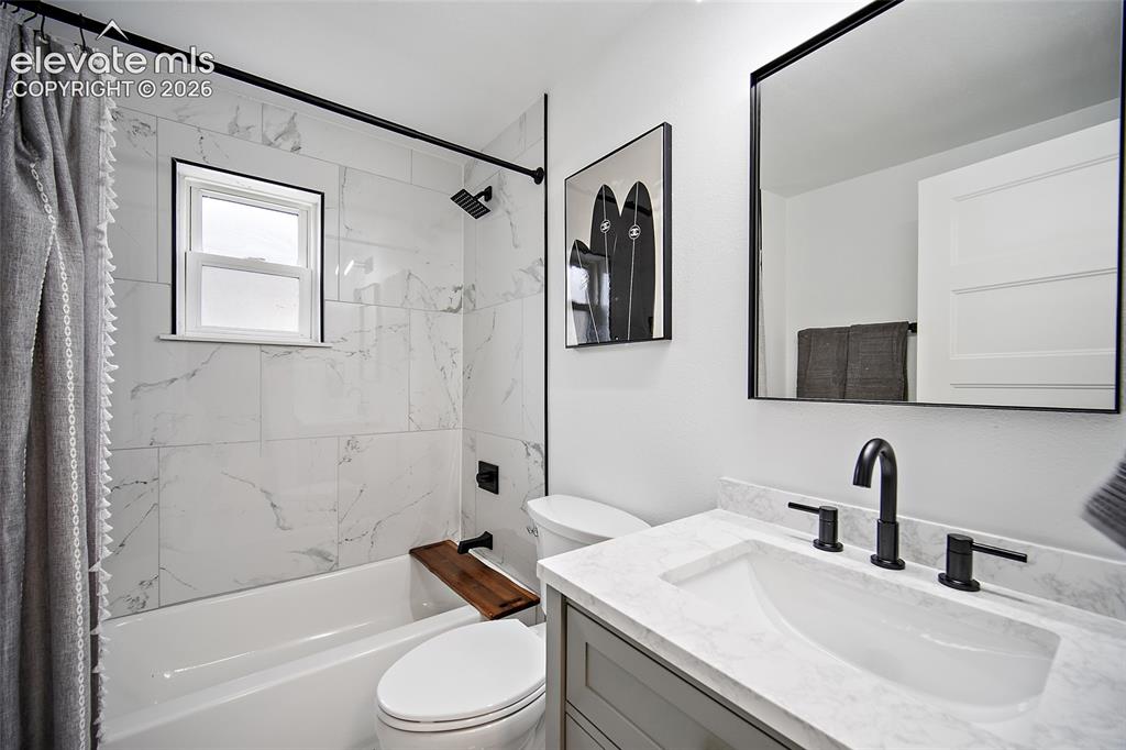 Image 19 of 44: Bathroom