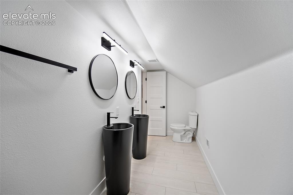 Image 31 of 44: Bathroom