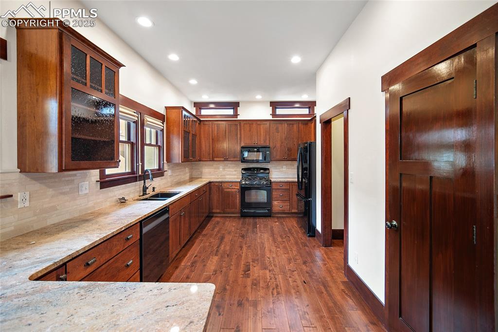 Image 6 of 50: Kitchen