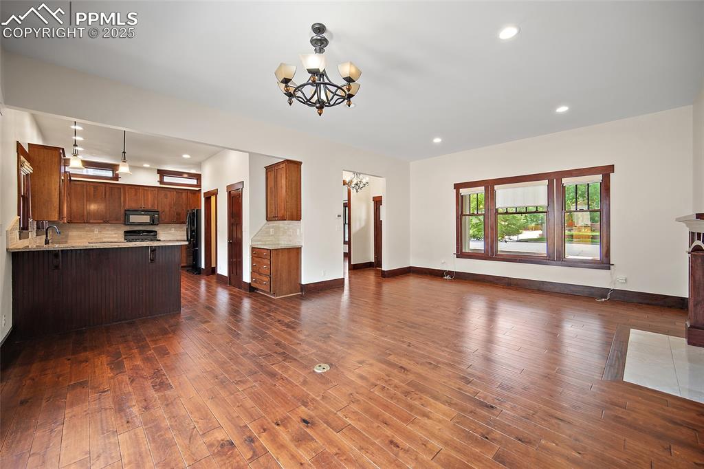 Image 8 of 50: Kitchen