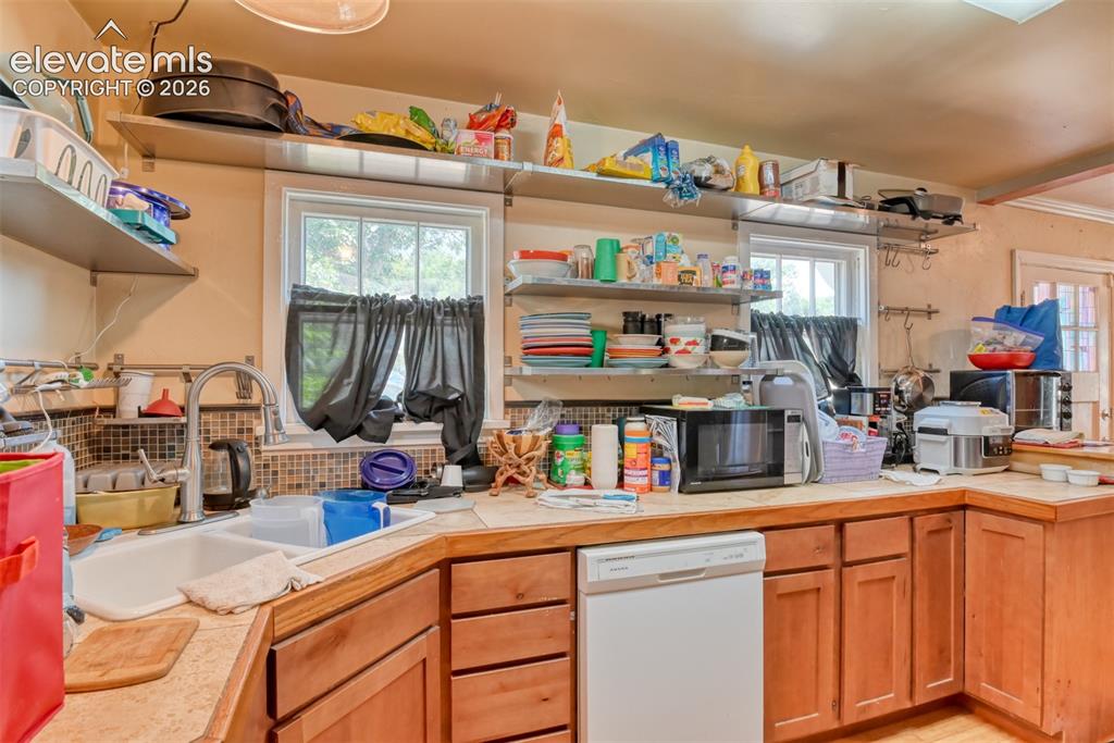 Image 10 of 38: Kitchen