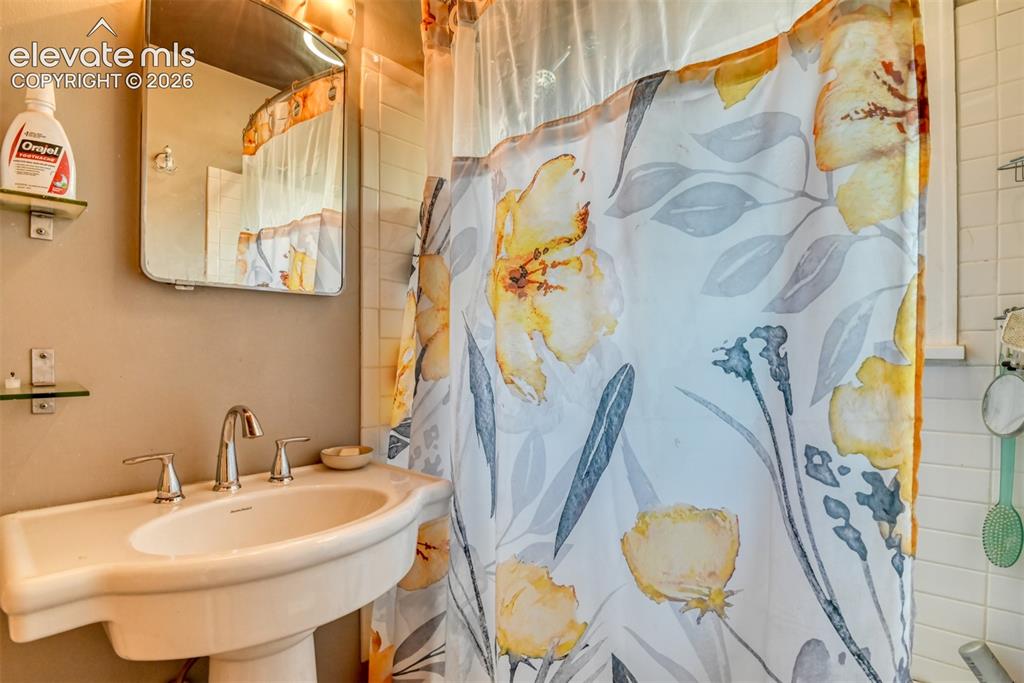 Image 16 of 38: Bathroom