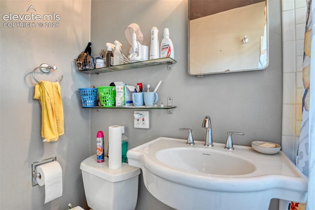 Image 17 of 38: Bathroom
