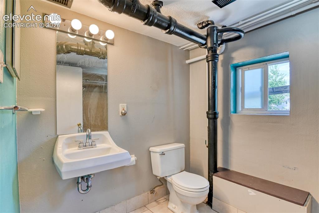 Image 29 of 38: Bathroom