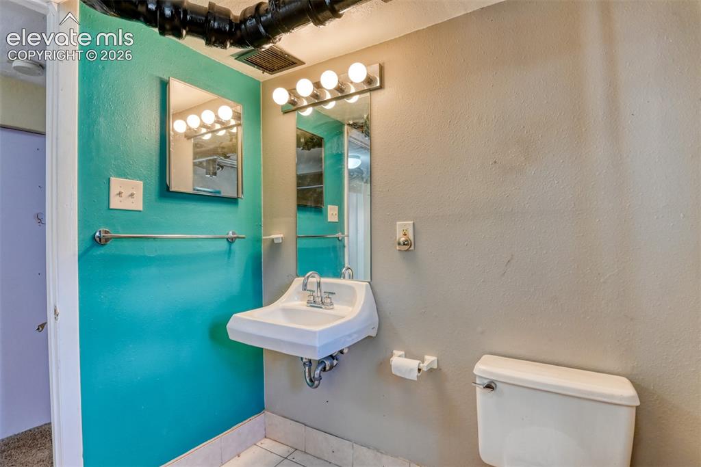 Image 30 of 38: Bathroom