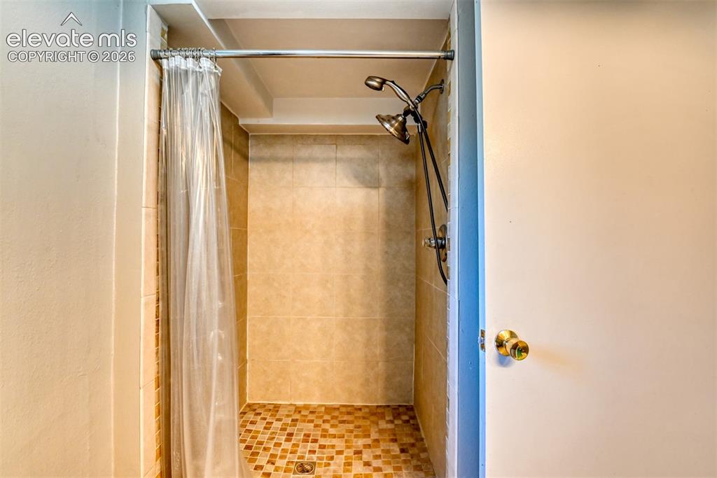 Image 31 of 38: Bathroom