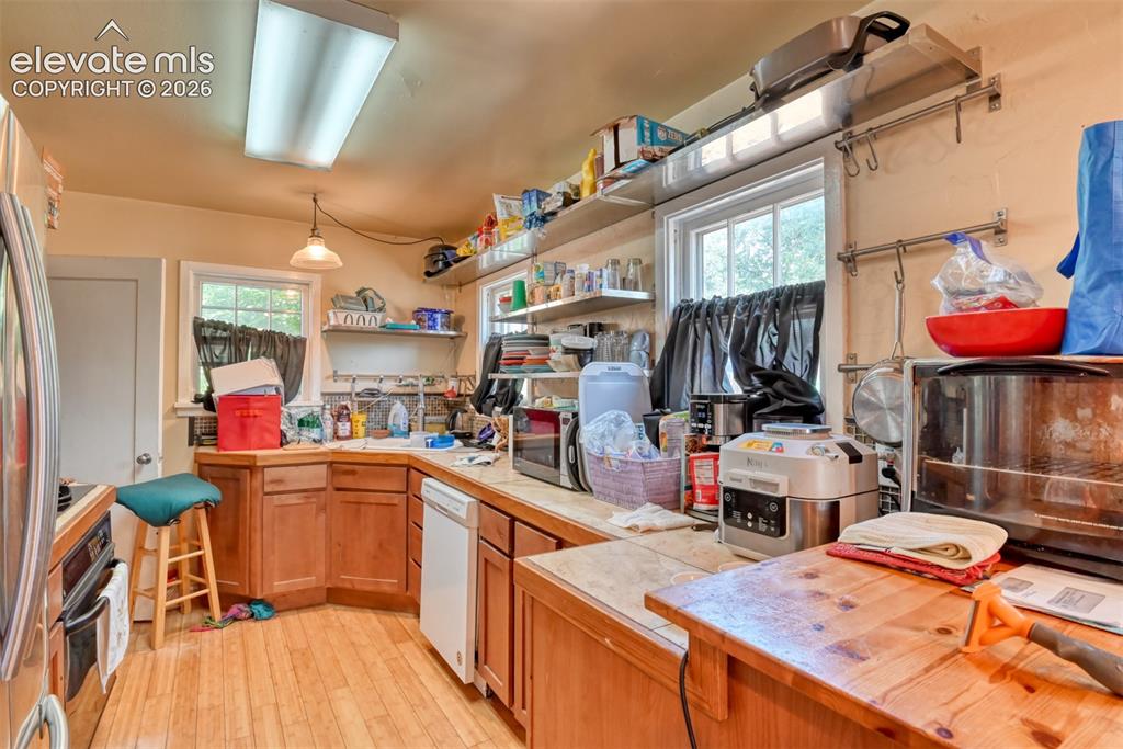 Image 9 of 38: Kitchen