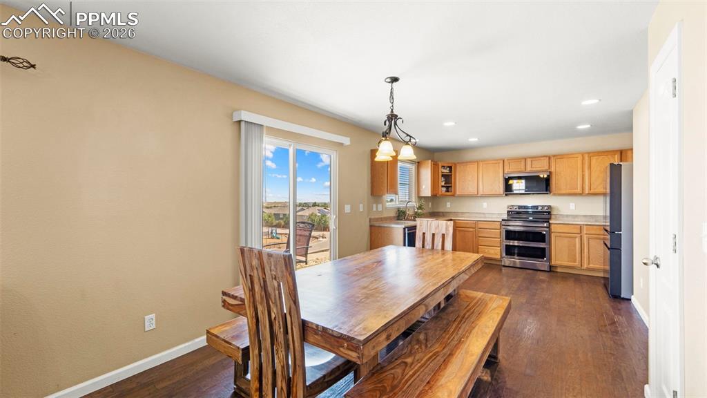 Image 13 of 42: Dining Area