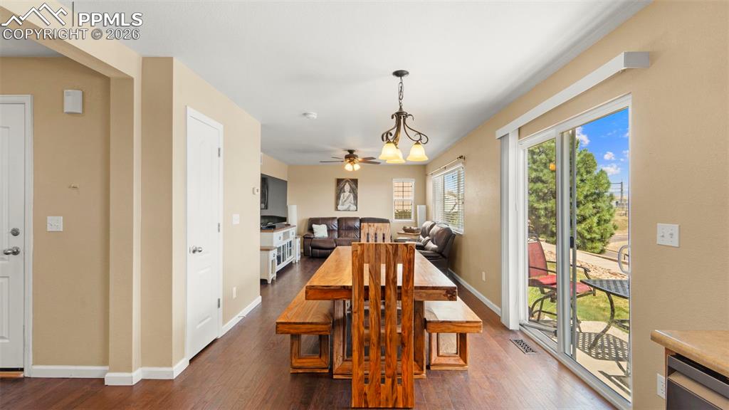 Image 14 of 42: Dining Area