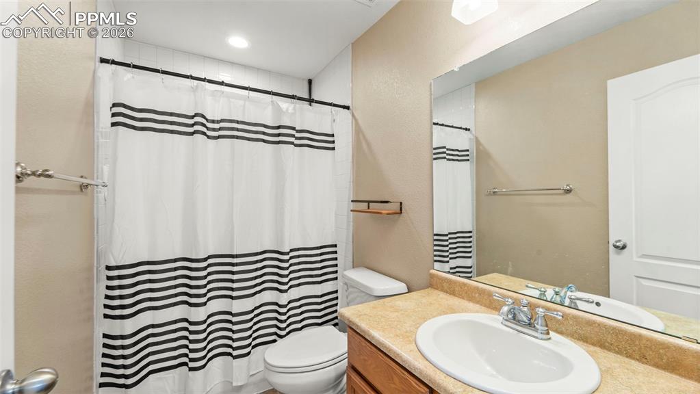 Image 19 of 42: Bathroom