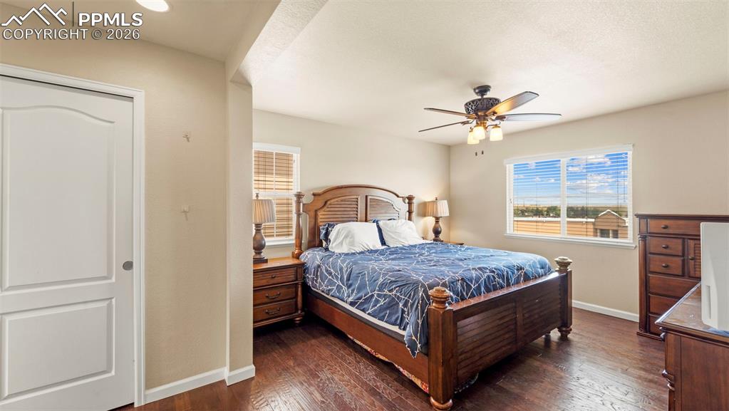 Image 23 of 42: Bedroom