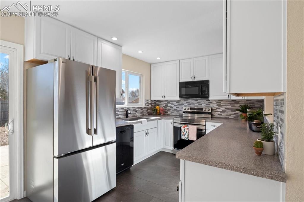 Image 9 of 33: Kitchen