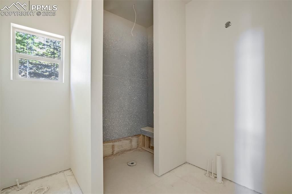 Image 19 of 38: Bathroom