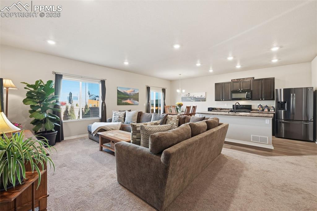 Image 18 of 43: Large bright living area