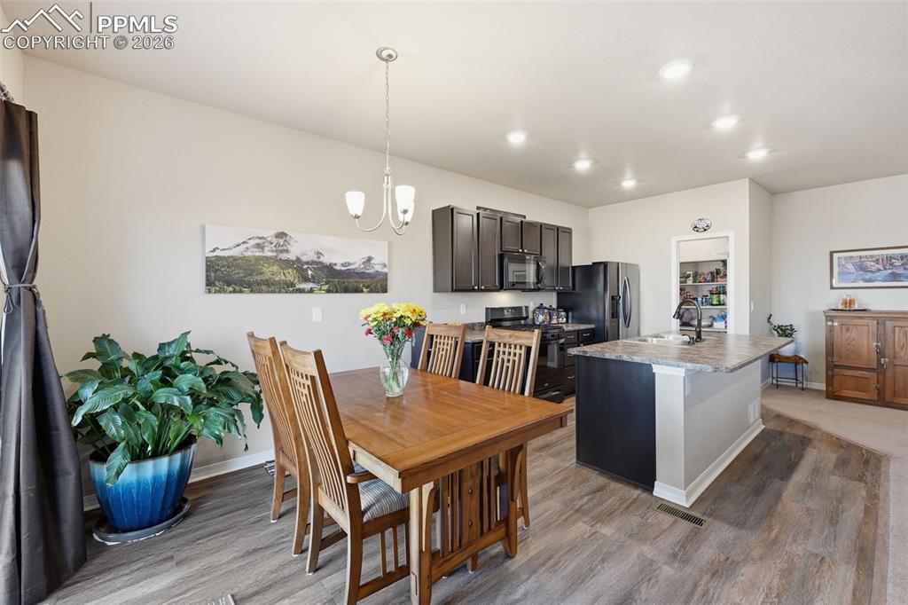 Image 24 of 43: Kitchen