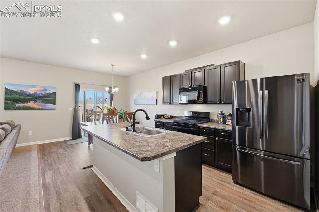 Image 27 of 43: Kitchen