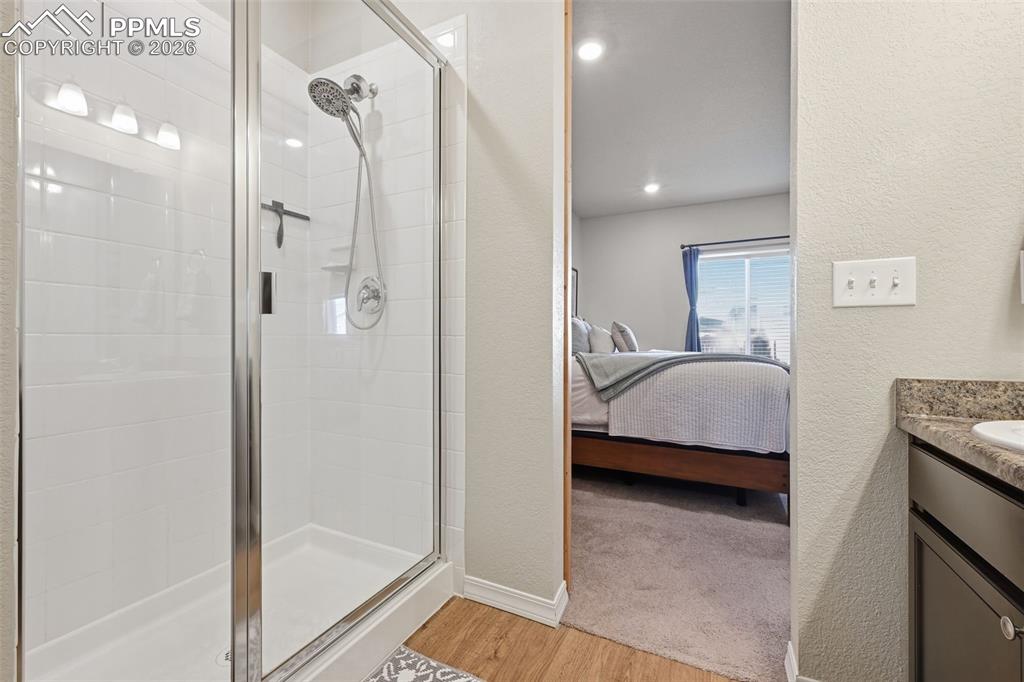 Image 35 of 43: Large shower