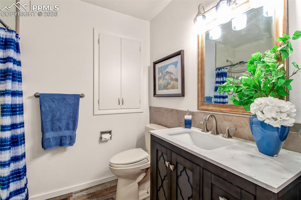 Image 12 of 35: Bathroom