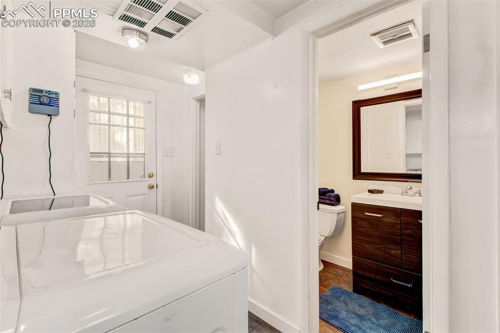 Image 18 of 35: Bathroom