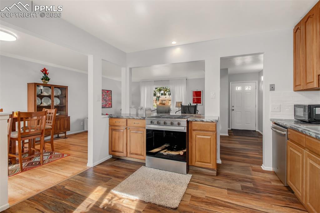 Image 8 of 35: Kitchen