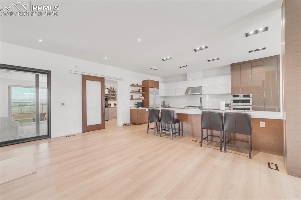 Image 10 of 50: Kitchen