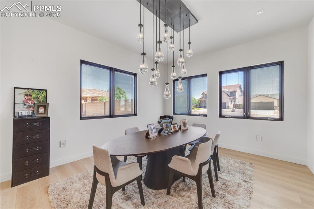 Image 11 of 50: Dining Area