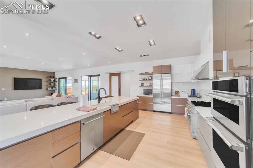 Image 13 of 50: Kitchen