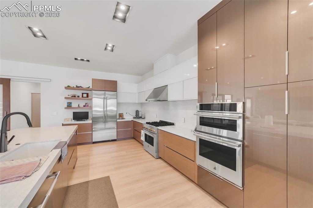 Image 14 of 50: Kitchen