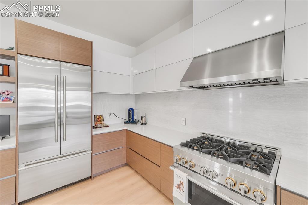 Image 15 of 50: Kitchen