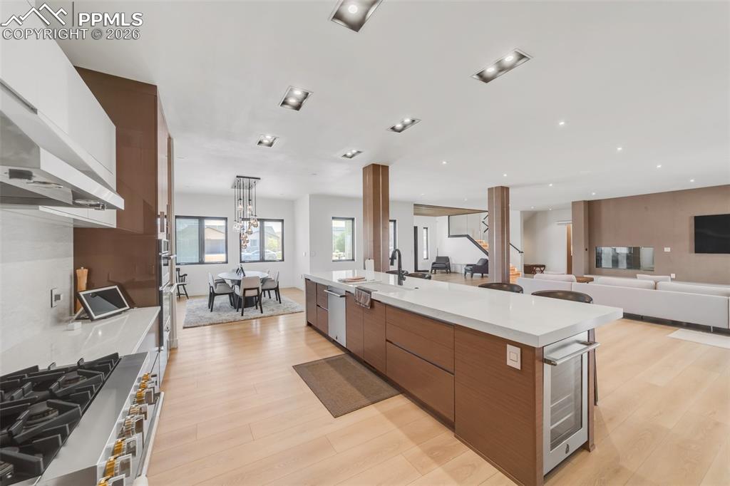 Image 16 of 50: Kitchen