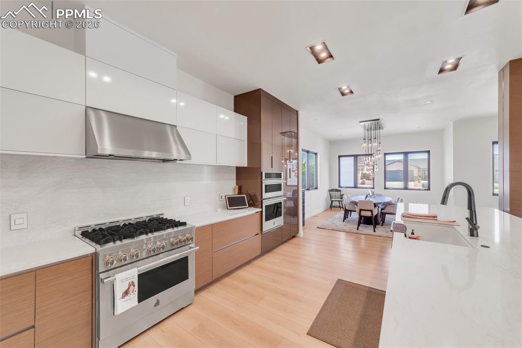 Image 17 of 50: Kitchen