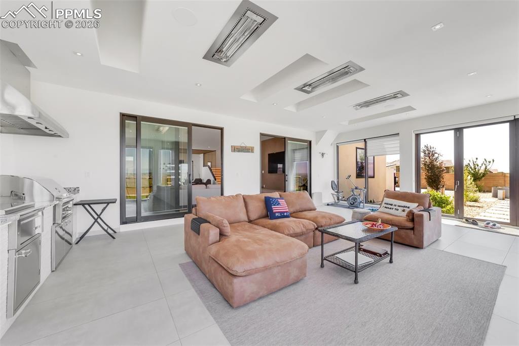 Image 21 of 50: Living Room