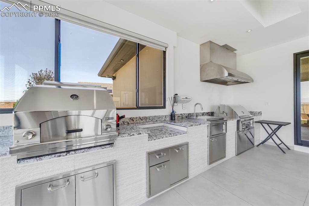 Image 22 of 50: Kitchen