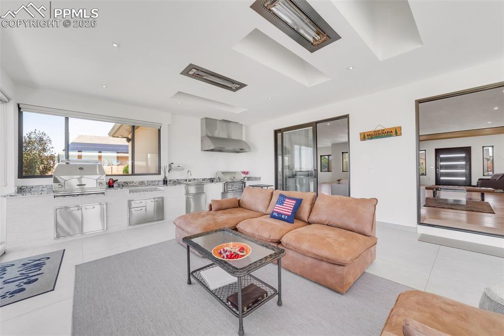 Image 23 of 50: Living Room