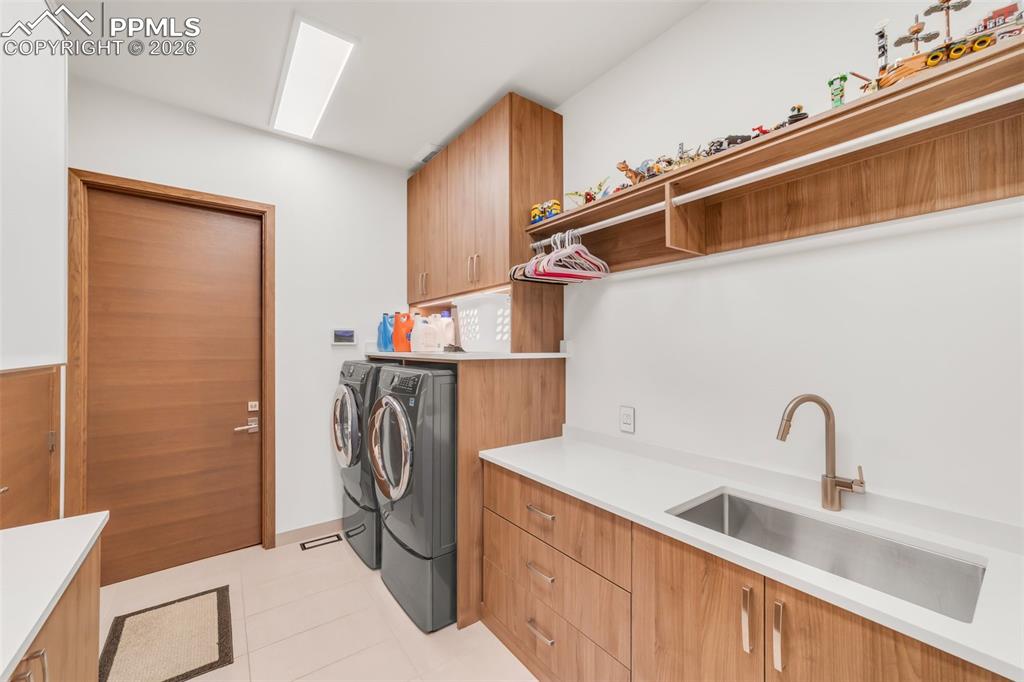 Image 24 of 50: Laundry