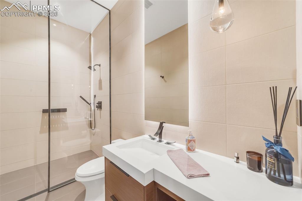 Image 25 of 50: Bathroom