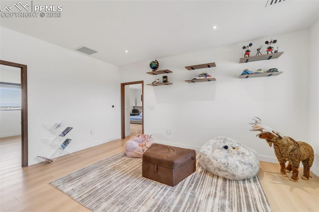 Image 26 of 50: Sitting Room