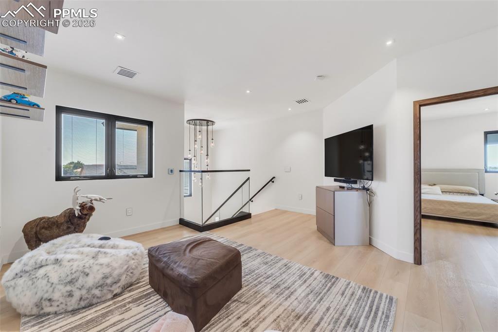 Image 27 of 50: Living Room