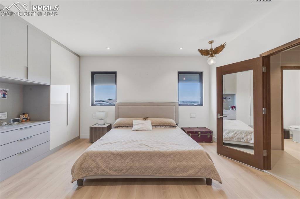 Image 28 of 50: Bedroom