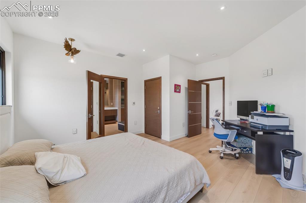 Image 29 of 50: Bedroom