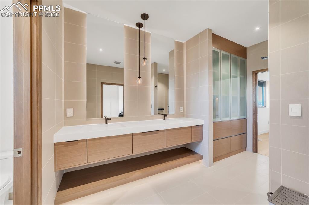 Image 30 of 50: Bathroom