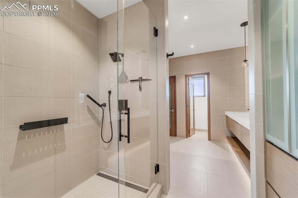 Image 31 of 50: Bathroom