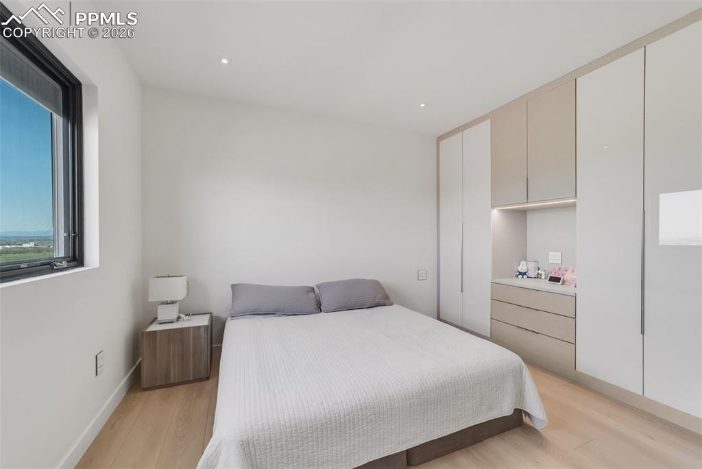 Image 32 of 50: Bedroom