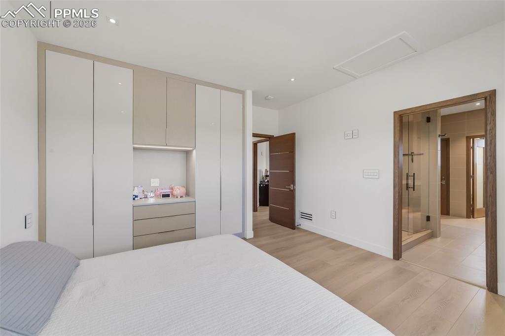 Image 33 of 50: Bedroom