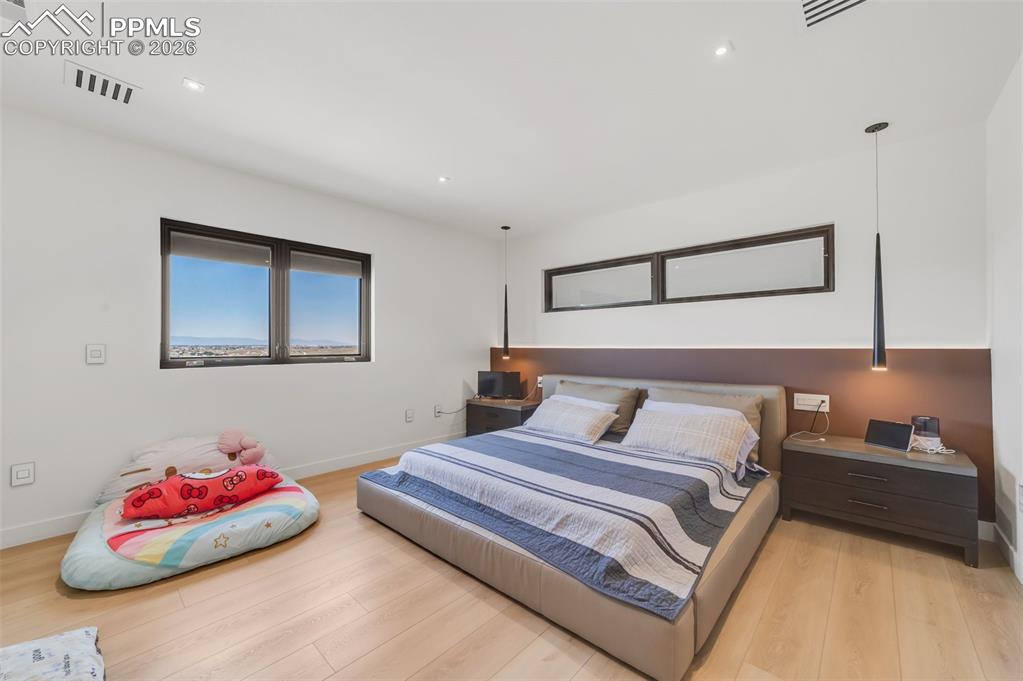 Image 34 of 50: Bedroom