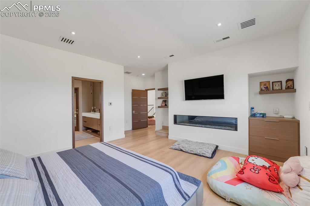 Image 35 of 50: Bedroom