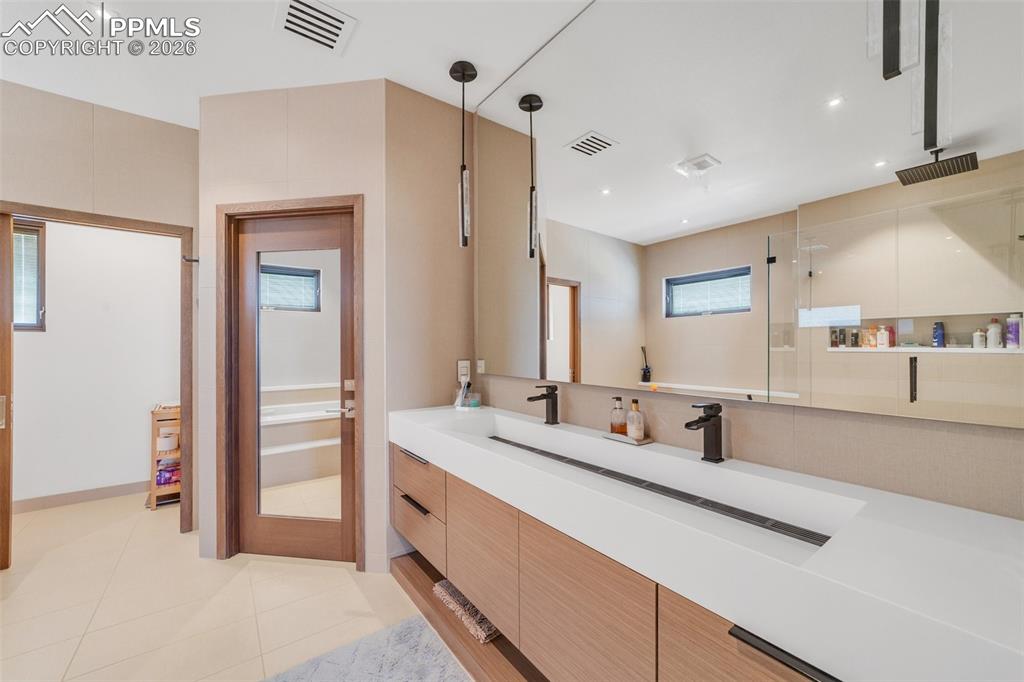 Image 36 of 50: Bathroom